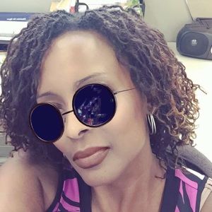 Meet your Posher, Lenora